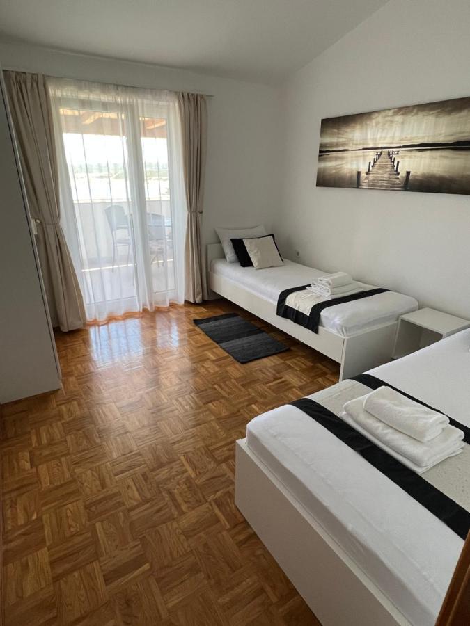 Apartments Loncar-Near Zrce Beach โนวาลยา ภายนอก รูปภาพ