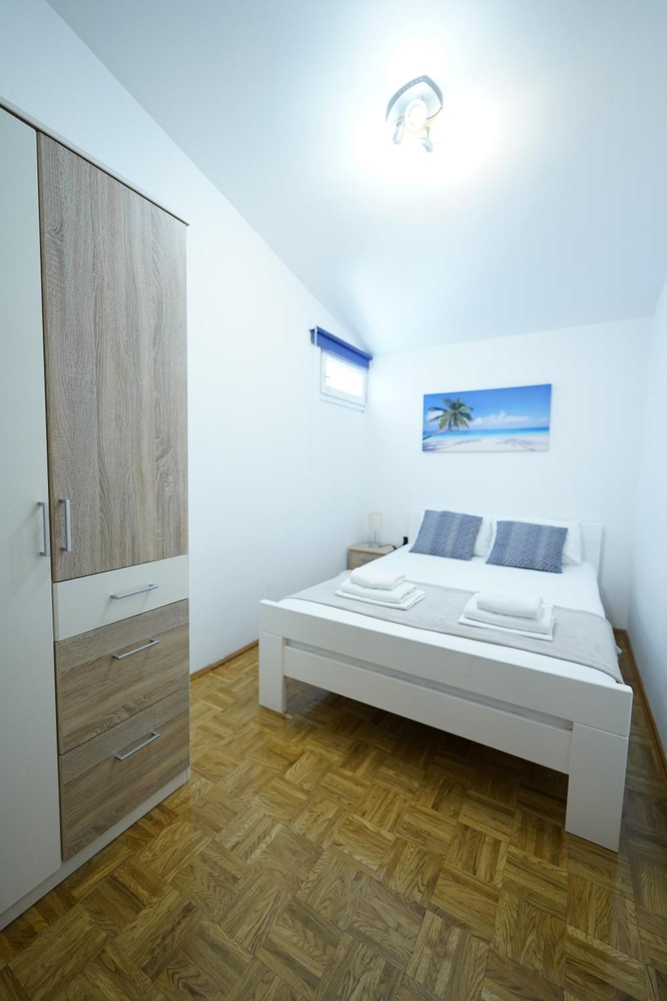 Apartments Loncar-Near Zrce Beach โนวาลยา ภายนอก รูปภาพ