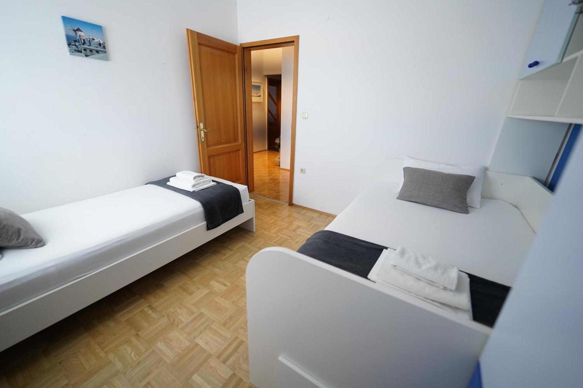 Apartments Loncar-Near Zrce Beach โนวาลยา ภายนอก รูปภาพ